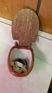 Goodbye Cruel World - Person In Toilet bowl - Figurine - TVG - Japan - Ceramic - Picture 1 of 15