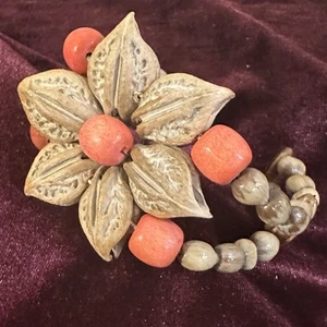 Vintage Flower Nut Seed Pod Wired Bracelet Wooden Beads Orange Brown Artsy - Bild 1 von 9