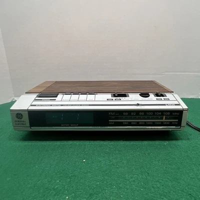 Vintage GE General Electric 7-4639A Woodgrain Digital Alarm Clock Radio Tested - Image 1 of 4
