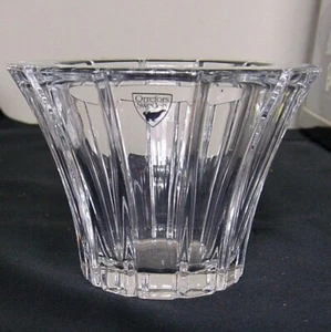 Schöne Orrefors schwedische niedrige Kristallvase - 3 1/2" hoch x 4 3/4" breit - signiert - Bild 1 von 2