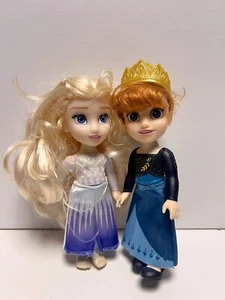 Petite Frozen 2 Elsa e Queen Anna 6 in lotto - Foto 1 di 4