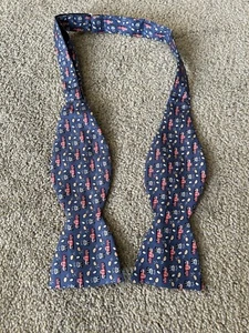 Vineyard Vines 100 % Seide rote LKW Heckklappe marineblau Fliege - Bild 1 von 8