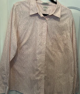 L.L. Bean Pink Soft Geometric Design !X Wrinkle Resistant - Picture 1 of 8