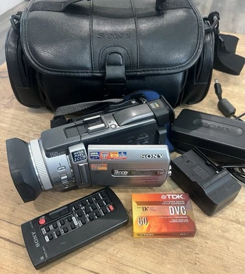 SONY HANDYCAM DCR-TRV950 MINI DV CAMCORDER W/NIGHTSHOT AC+BATT TESTED WORKS  - Image 1 of 4