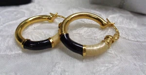 Orecchini a cerchio Estate Jewelry ITALIA oro giallo 14 carati SMALTO BIANCO NERO 7/8" 3,6 g - Foto 1 di 6