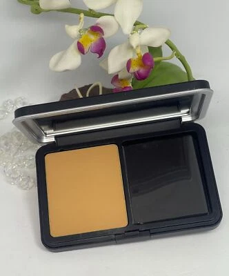 Make Up For Ever Matte Velvet Skin Blurring Powder Foundation -Y405 Golden Honey - Image 1 of 4