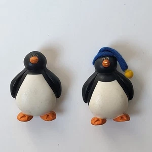 Imanes de refrigerador Clay Critters Inc Penguin (2) sombrero azul lindo arte de animales marinos - Imagen 1 de 10
