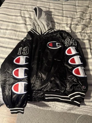 Chaqueta Universitaria Supreme Champion Con Capucha Satén - Talla L - Negra.  Foto 1 de 2