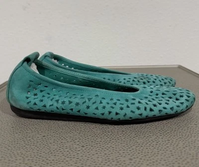 Zapatos planos de ballet ARCHE verde Lilly Maya nobuck para mujer 37 EE. UU. 6 cuero perforado Foto 1 de 4
