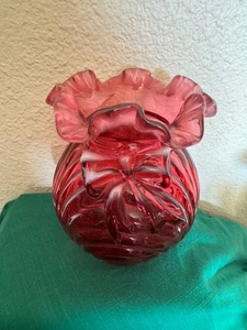 Fenton Kunstglas Cranberry opalisierend 6,5" Vase Schleife mattiert geraffter Rand Nachlass - Bild 1 von 7