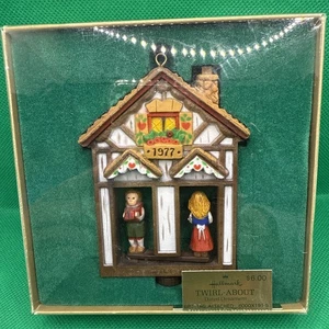 Hallmark Twirl-About Swiss Chalet Weather House recuerdo adorno de Navidad 1977 - Imagen 1 de 4
