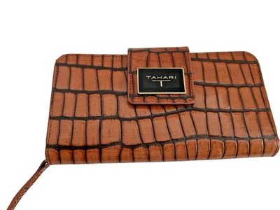 Бумажник TAHARI с тиснением коричневый крокодил тройного сложения на молнии сзади складной поверх защиты удостоверения личности - Изображение 1 из 4