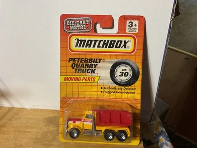 Camión de cantera Matchbox MB 30 Peterbilt los colores son amarillo y rojo de 1993. Foto 1 de 4