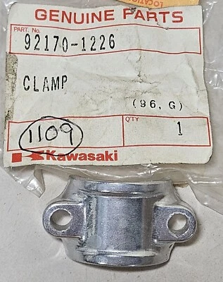 1 новый из старых запасов подлинный зажимной кронштейн Kawasaki KX 80 125 250 500 KL250 деталь от оригинального производителя 92170-1226 - Изображение 1 из 3