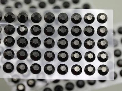 Diamantes de imitación acrílicos autoadhesivos adhesivos en plástico gemas faciales artesanías 250-500 un. Foto 1 de 4