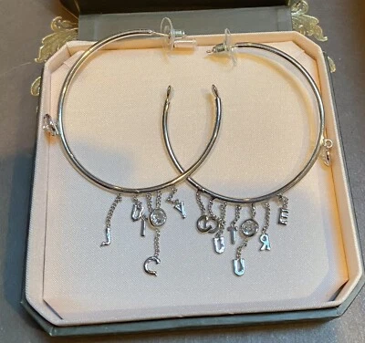 Brincos de argola Juicy Couture vintage com letras penduradas “Juicy” e “Couture” prata - Imagem 1 de 4