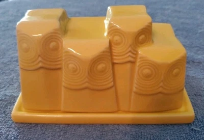 Plato de mantequilla West Elm Búho utensilios de cocina color amarillo colección Foto 1 de 4