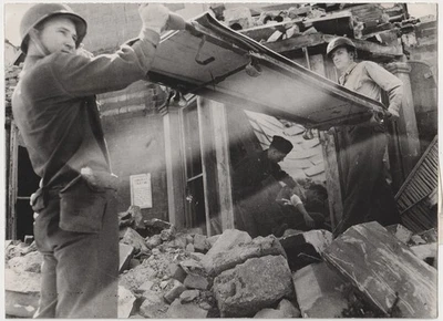 Foto de prensa original de la Segunda Guerra Mundial médico del ejército de Estados Unidos atendiendo a un hombre herido 1944 #U38 Foto 1 de 2