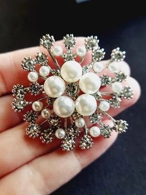 Broche grande de copo de nieve de invierno con estrás prendedor de copo de nieve de lujo Foto 1 de 4