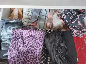 12 X DAMEN TUCH SCHAL HALSTUCH VERSCH.FARBEN UND LÄNGEN WERT CA. 100 EUR - Bild 1 von 2
