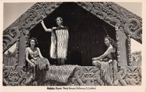 ROTORUA, N. Z. 3 MAORI WOMEN & PATAKA - STORE HOUSE, REAL PHOTO PC ~ 1930s - Picture 1 of 2