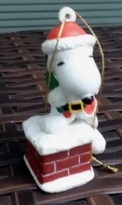 VINTAGE PEANUTS CHARLIE BROWN CHRISTMAS ORNAMENT SANTA SNOOPY DOWN THE CHIMNEY - Picture 1 of 3