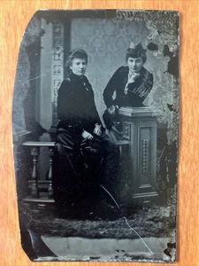 Antikes Farbfoto zwei Frauen Hut schwarz Kleid W8 - Bild 1 von 4