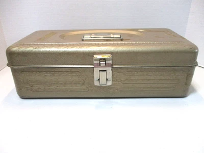Caja de aparejos de metal bronceado compartimento interior bandeja pestillo bloqueo herramienta pesca vintage Foto 1 de 4