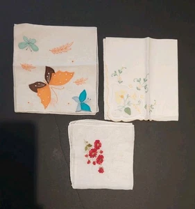 Set 3 Vintage Taschentücher Taschentücher Blumen Schmetterling bestickt Landhaus Kern - Bild 1 von 10