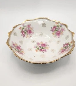 Ciotola vintage decorazione porcellana trafitta dipinta a mano rose bordi scalpati finiture oro - Foto 1 di 3