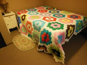 1982 HANDGENÄHTER VINTAGE QUILT OMAS BLUMENGARTEN DATIERT 92" X 99" - Bild 1 von 19