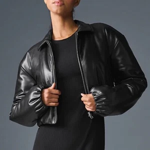Alo Yoga Kunstleder Cropped Premier Bomber Schwarz M - Bild 1 von 12