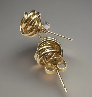 Aretes vintage de oro amarillo de 14k con nudos de amor Foto 1 de 4