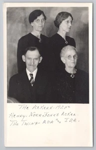 Retrato de familia Ackers RPPC con gemelos Ada e Ida c1930s postal - Imagen 1 de 2
