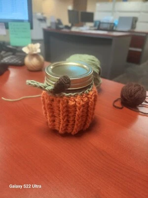 Acogedora taza acogedora de ganchillo Pumpkin Patch o cubierta de tarro de masón de 4 oz. Foto 1 de 4