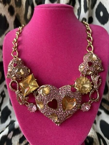 Betsey Johnson Pinkalicious RIESIGE rosa Kristall geschwollenes Herz Juwel Schleife Halskette - Bild 1 von 5