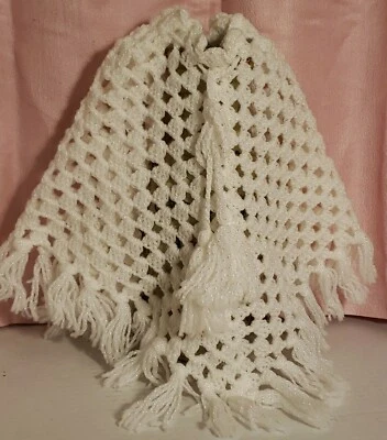 Nuevo Hecho a Mano Crochet Bebé debe en Blanco Brillo con Borlas 15" x 13" Boda Foto 1 de 4