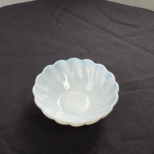 Vintage opalisierend weiß Milch Hasel Atlas Glas umgekehrter Wirbel Beeren Schüssel 4,75" - Bild 1 von 11