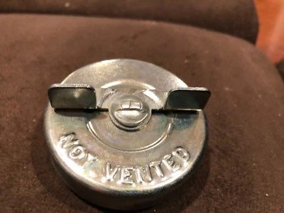 TAPA DE COMBUSTIBLE DE GAS NUEVA PARA CHRYSLER NEWPORT NEW YORKER IMPERIAL 1966-1970  Foto 1 de 3