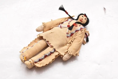 Vintage Native American Doll Beaded Sioux Indian W Leather Fringe 5.5" Tall Foto 1 de 4