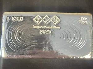 1 KILO 999 Fine Silver Hand Poured Bar by Yeager's Poured Silver yr 2025 - Picture 1 of 3