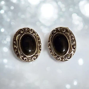 Pendientes de clip MJ ovalados negros cabachon con intrincado diseño de desplazamiento (F1 - Imagen 1 de 4
