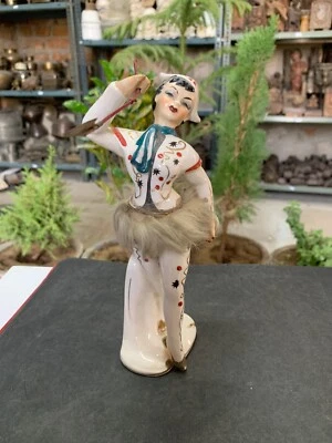 Estatuilla estatua vintage rara de cerámica hecha a mano de mujer asiática con pala en las manos Foto 1 de 4