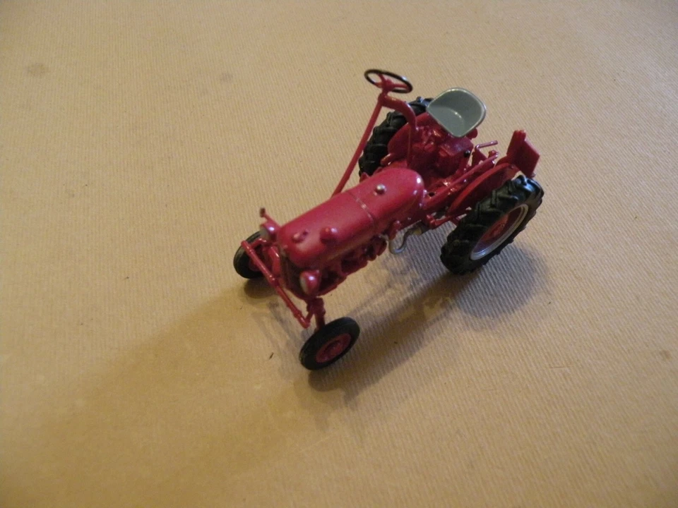 UNIVERSAL HOBBIES TRATTORE IN SCALA 1:43 - Immagine 1 di 1