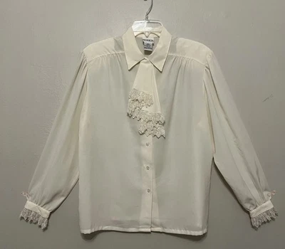 Blusa Secretaria Crema Vintage Encaje Jabot y Encaje Puño Botón Delantero Para Mujer’s 14 Foto 1 de 4