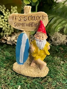  FEENGARTEN Zubehör Strand Its 5 Uhr Irgendwo Surfer Wichtel mit Surfbrett - Bild 1 von 1