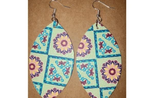 Pendientes colgantes estilo boho de imitación de cuero verde como nuevo - Imagen 1 de 3