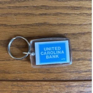 Llavero vintage años 90 United Carolina Bank UCB "Nuestro banco está construido sobre personas." - Imagen 1 de 3