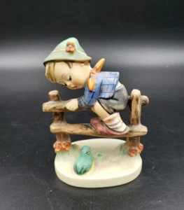 HUMMELFIGUR RÜCKZUG IN DIE SICHERHEIT lKLEINER JUNGE KLETTERT ÜBER ZAUN "4,5 TMK 4 - Bild 1 von 6
