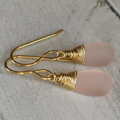 Pendientes envolventes artesanales Min Favorit flor rosa vidrio marino lágrima y oro Foto 1 de 4